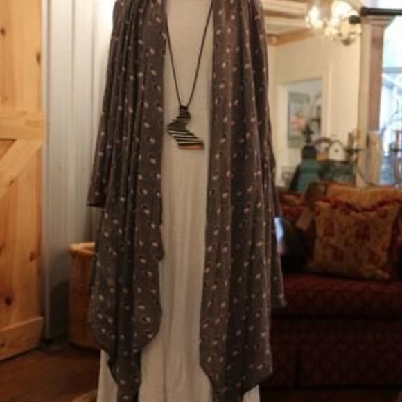 ISO Magnolia Pearl Karesa Crimson and Clover Cardi - Picture 1 of 5